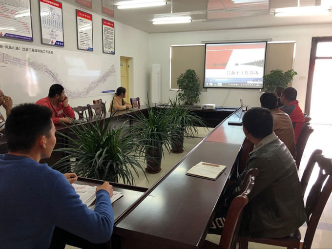 亞父路項目部組織觀看安徽建工集團“勞模風(fēng)采”作品集