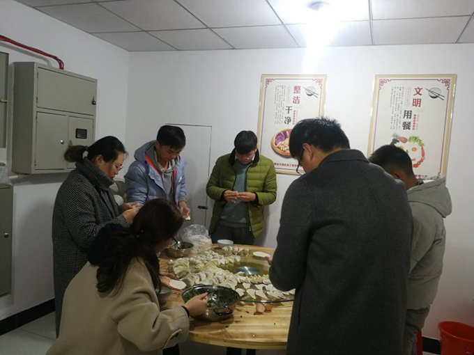 冬至陽生春又來，溫暖感恩促情誼——廣德路項目部舉辦包餃子活動
