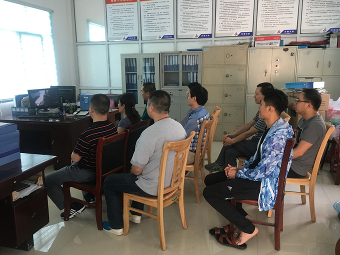 擼起袖子加油干——一公司員工學(xué)習(xí)勞模精神有感 擼起袖子加油干——一公司員工學(xué)習(xí)勞模精神有感