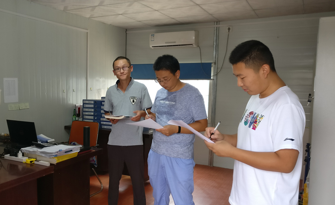 蕭楊路項目部舉辦“我的青春不再塵土飛揚”衛(wèi)生評比檢查活動 蕭楊路項目部舉辦“我的青春不再塵土飛揚”衛(wèi)生評比檢查活動