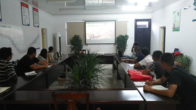 亞父項(xiàng)目部開展“質(zhì)量月”活動(dòng)啟動(dòng)儀式 亞父項(xiàng)目部開展“質(zhì)量月”活動(dòng)啟動(dòng)儀式